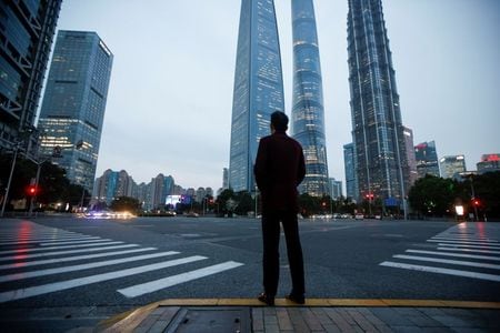 関係筋によると、米シティグループは中国で投資銀行業務を拡大する計画だ。上海の金融街で３月撮影。（２０２１年　ロイター/Aly Song）