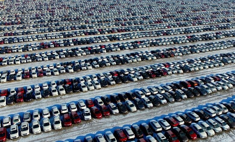2017年1月16日、中国遼寧省瀋陽市の駐車場に並ぶ新車。ロイター