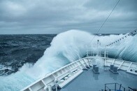 嵐で破壊された米クルーズ船の乗客が撮影...浸水する船内、襲い掛かる高波　「絶対に経験したくない」恐怖映像