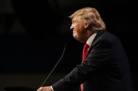 トランプ前大統領、選挙演説での「異様な容貌」に支持者の怒りが殺到...「メイク担当者をクビにしろ！」