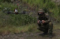 従来の軍用機には、なす術なし...露軍ヘリとジェット機が、どうしてもドローンを撃墜できない様子を撮影