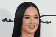 【動画】「下手すぎる」「もう少し練習を」と酷評...宇宙帰りのケイティ・ペリーがライブで見せたキレのないダンス