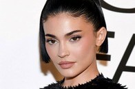 カイリー・ジェンナーの「大胆ドレス」が話題沸騰！パリコレで見せた圧巻のスタイル