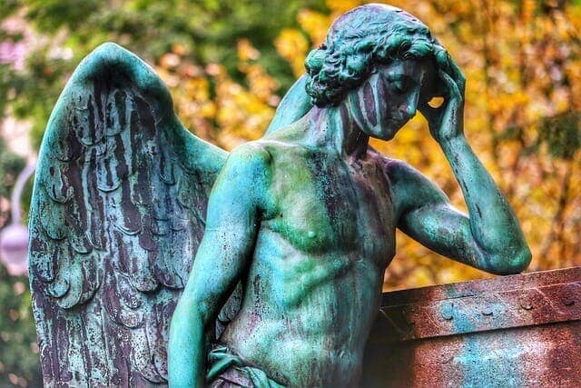 酸性雨で溶けた像