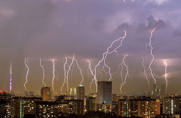 電磁パルスは巨大な雷のようなもので、あらゆるインフラに影響する　YURY_DMITRIENKO／ISTOCKPHOTO