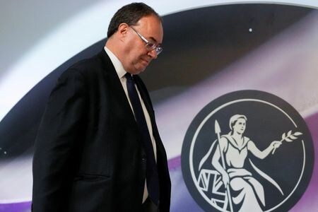 イングランド銀行（英中央銀行）のベイリー総裁は１３日、米大手融資サービスのセルシウス・ネットワークの出金停止を受けて暗号資産（仮想通貨）のビットコインが急落したことについて、大半の暗号資産は本質的な価値がないことを投資家に思い起こさせる出来事だと指摘した。写真は５月５日、ロンドンで撮影。代表撮影（２０２２年　ロイター）