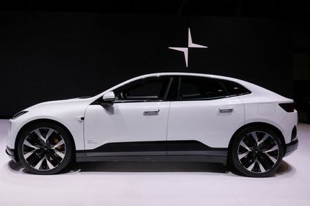 スウェーデンの電気自動車（ＥＶ）メーカー、ポールスター・オートモーティブは１７日、米国証券監督当局への年次報告書の適時提出に関するナスダックの上場規則を満たしていないと、ナスダックから通知を受けたと公表した。資料写真、同社のＳＵＶ、３月撮影（２０２４年　ロイター／Brendan McDermid）