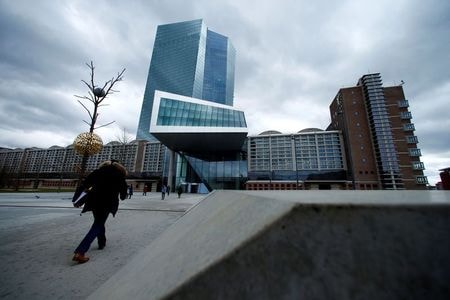 ３月１５日、欧州中央銀行（ＥＣＢ）が３月１２日までの１週間に買い入れた債券は、パンデミック緊急購入プログラム（ＰＥＰＰ）が差し引き１４０億ユーロ（１６７億ドル）と、前週の１１９億ユーロから増加したことが分かった。写真は２０１８年３月、フランクフルトのＥＣＢ本部（２０２１年　ロイター／Ralph Orlowski）