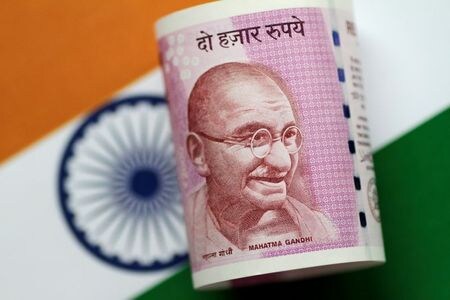 　８月３１日、インド政府の首席経済顧問を務めるＫ・Ｖ・スブラマニアン氏は３１日、同国のマクロ経済のファンダメンタルズ（基礎的条件）は力強いとし、年内にも予想される米連邦準備理事会（ＦＲＢ）の流動性引き締めによる影響は受けないとの見方を示した。写真はインドルピー紙幣。シンガポールで２０１７年６月撮影（２０２１年　ロイター／Thomas White）