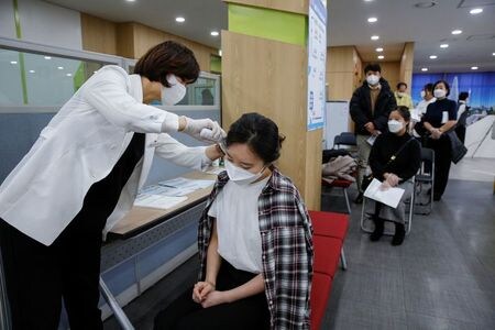 　３月１１日、韓国の丁世均首相は、英アストラゼネカの新型コロナウイルスワクチンの接種対象を６５歳以上に拡大すると表明した。ソウルの接種会場で２月撮影（２０２１年　ロイター／Heo Ran）