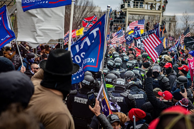 多勢に無勢のなか英雄的に議事堂を守った警察官からは後に自殺者も出ている（2021年1月6日、米連邦議会議事堂）　Photo by Michael Nigro/Sipa USA