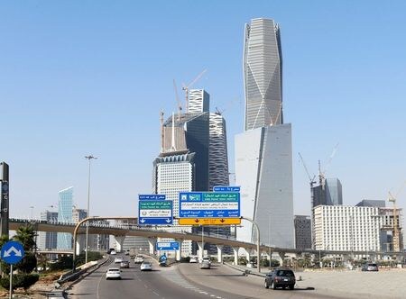 １２月３１日、サウジアラビアの第３・四半期国内総生産（ＧＤＰ）は、原油生産の落ち込みが響き、前年比０．４６％減少した。リヤドの金融地区で２０１８年１２月撮影（２０２０年　ロイター/Faisal Al Nasser）