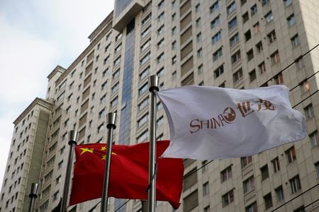 ２日の香港株式市場で本土系不動産株が急伸した。中国の大手デベロッパーの６月販売額の前年比減少幅が前月から縮小したとのデータを好感している。写真は上海で２２年１月撮影。（2024年 ロイター/Aly Song/File photo）