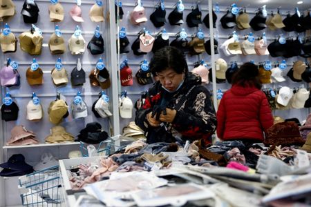 　中国国家統計局が１０日発表した４月の消費者物価指数（ＣＰＩ）は前年比で３カ月連続小幅に下落し、生産者物価指数（ＰＰＩ）は過去６カ月で最大の下落率となった。北京で２月撮影（２０２５年　ロイター／Tingshu Wang）