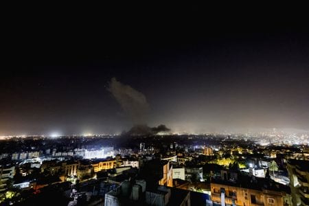 中東戦争が開始から２週間の節目を迎える中、イラン、イスラエル、米国の指導者は１３日、徹底抗戦の姿勢を示した。ベイルート南部で１３日撮影（２０２６年　ロイター/Amr Abdallah Dalsh）