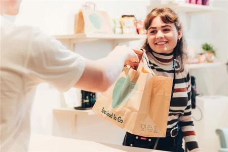 　１１月３０日、米国の年金生活者スーザン・ティーフォードさん（６６）は、お買い得な食品を求めて、賞味期限間近の値引き品を追いかけるようになった。特売品探しは、食費の節約だけでなく、ある美徳につながっている。ロサンゼルスで１１月３０日撮影。提供写真（２０２２年　ロイター/Too Good to Go/Handout via Thomson Reuters Foundation）