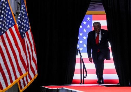 トランプ米大統領（写真）がホワイトハウスに復帰して以来の権力行使は、１８世紀に確立された米国の憲法上のチェック・アンド・バランス（抑制と均衡）体制を試練にさらしている。２０２４年１１月、大統領選のキャンペーン中だったペンシルベニア州ピッツバーグで撮影（２０２５年　ロイター/Brian Snyder）