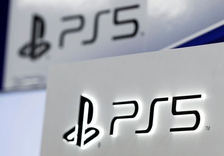 　２月３日　ソニーの２０２１年３月期の連結純利益が、初めて１兆円を超える見通しとなった。「巣ごもり」需要で好調なゲームや、大ヒットした人気アニメ「鬼滅の刃」の制作・配給に関わった音楽を含め、全ての事業で営業利益が従来予想を上回る見通しだ。写真は、同社のプレイステーション５のロゴ。２０２０年１１月１０日に都内で撮影（２０２１年　ロイター／Issei Kato）