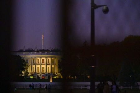 トランプ米大統領の個人弁護士ルディ・ジュリアーニ氏の息子で、ホワイトハウスの補佐官を務めるアンドリュー・ジュリアーニ氏が２０日、新型コロナウイルス検査で陽性反応が出たと明かした。写真はホワイトハウス。8日撮影（２０２０年　ロイター/Erin Scott）