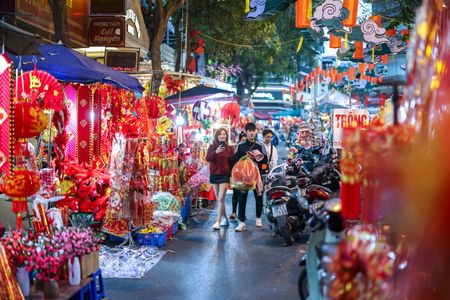 　２月１２日、ベトナムのグエン・チ・ズン計画投資相は、２０２５年の国内総生産（ＧＤＰ）伸び率目標を従来の６．５─７．０％から８．０％に上方修正すると明らかにした。春節前のハノイで先月２１日撮影（２０２５年　ロイター／Athit Perawongmetha）