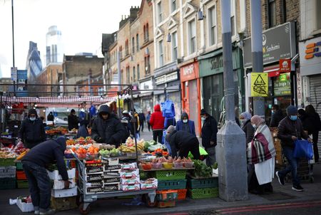 英小売協会（ＢＲＣ）が２７日発表した６月の小売店頭価格指数は前年比上昇率が８．４％で、２００５年の統計開始以来最も高い伸びだった５月の９．０％から鈍化した。写真は英ロンドンで買い物する人々で２０２１年１月撮影（２０２３年　ロイター／Henry Nicholls）