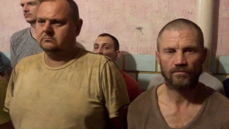 ロシア軍に捕えられたウクライナの戦争捕虜。最近までは、捕虜交換用に生かしておいたのだが（2022年6月9日）