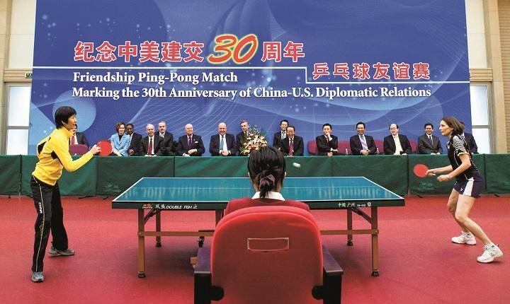 2009年の米中国交30周年の催しで交流試合を行うボチェンスキー（右、北京）　ANDY WONGーPOOLーREUTERS