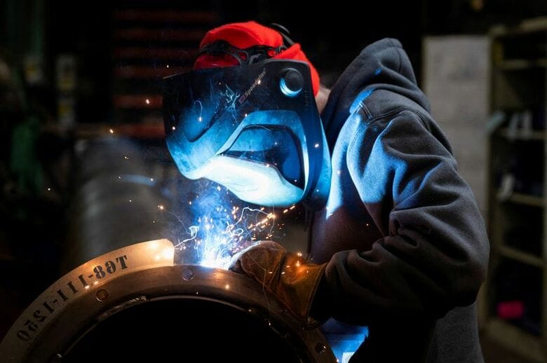 米イリノイ州メンドータの工場で鋼管を溶接する作業員。2025年2月撮影。REUTERS/Vincent Alban