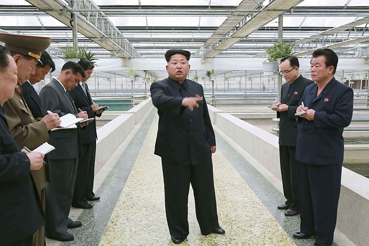 スッポン養殖工場を視察する金正恩　KCNA-REUTERS