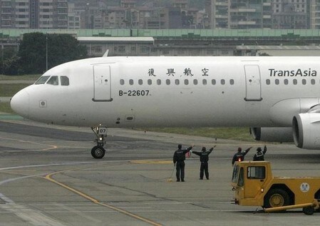 １１月２１日、台湾の航空当局は、トランスアジア航空が２２日の運航を停止することを突然届け出たと明らかにした。台北で２００８年１２月撮影（２０１６年　ロイター/PICHI CHUANG）