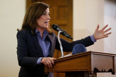 　６月１３日、米ニューヨーク州のホークル知事（写真）は、同州で人工妊娠中絶を受ける人や中絶に関わる医療関係者を中絶制限州の法的な制裁から守る法案に署名した。ただちに発効した。写真はニューヨーク州バッファローで５月撮影（２０２２年　ロイター／Jeffrey T. Barnes）