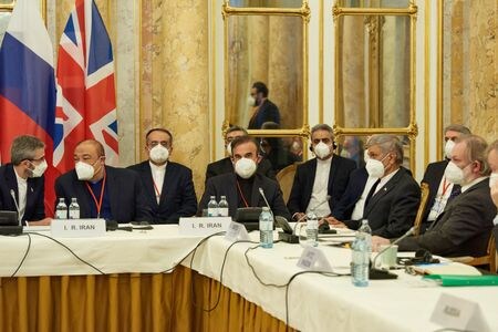 イラン核合意再建に向けた７回目の協議が１７日から少なくとも１０日間は中断されることが分かった。協議を仲介している欧州連合（ＥＵ）のエンリケ・モラ主席調整官はあと数週間で合意に達するとの見方を示した。写真は１１月２９日撮影（２０２１年　ロイター）