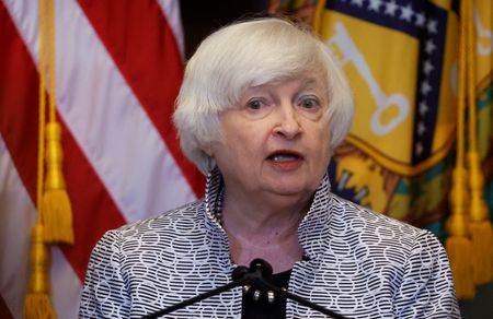 イエレン米財務長官は１１日、バリ島で開催される主要２０カ国・地域（Ｇ２０）サミットで中国人民銀行（中央銀行）の易綱総裁と会談し、世界経済や中国の不動産市場の状況について協議すると、ロイターとのインタビューで明らかにした。７月撮影。（2022年　ロイター/Jonathan Ernst/File Photo）