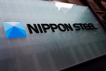 日本製鉄の森高弘副会長兼副社長は１日の決算会見で、ＵＳスチール買収について「自信をもって今年中にクローズ（完了）できる」と述べた。当局による審査も「どんどん進んでいる」とした。写真は日本製鉄のロゴ。都内で４月撮影（２０２４年　ロイター／Issei Kato）