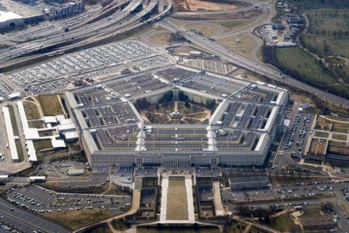 米国防総省のシン副報道官は２７日、イスラエル軍によるレバノンのイスラム教シーア派組織ヒズボラ本部への空爆を巡り、「米国は関与しておらず、事前通知も受けていなかった」と述べた。（２０２４年　ロイター／Joshua Roberts）