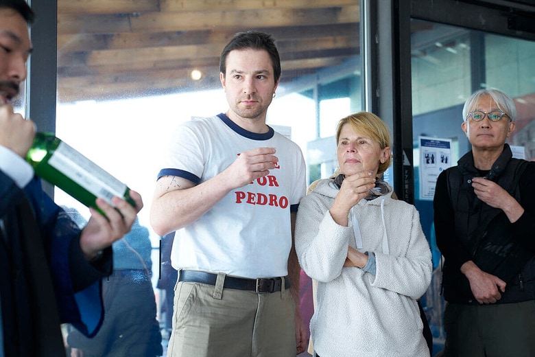 試飲体験での様子。来場者は説明員の話を興味深く聞き入っていた