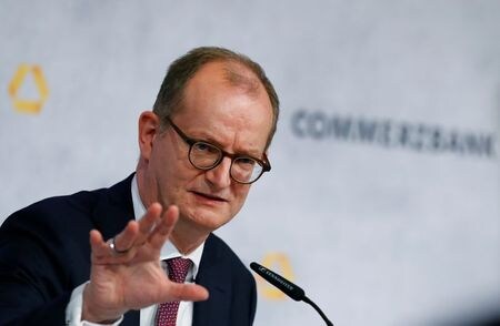　７月３日、独コメルツ銀行のツィールケ最高経営責任者（ＣＥＯ、写真）とシュミットマン監査役会会長が辞任に追い込まれた。２月１３日、フランクフルトで撮影（２０２０年　ロイター/Ralph Orlowski）