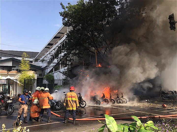 爆発による炎に包まれたアルジュナ通りのペンテコスタル教会　Antara Foto Agency-REUTERS