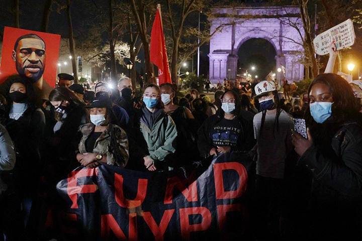 黒人男性を死亡させた元警官に対する有罪評決を祝うデモ隊（4月20日、ニューヨーク）Jeenah Moon-REUTERS