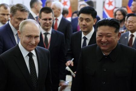 北朝鮮国営の朝鮮中央通信（ＫＣＮＡ）は２０日、金正恩朝鮮労働党総書記（写真右）とロシアのプーチン大統領（同左）が署名した条約に関し、両国は一方が武力侵略に直面した場合にあらゆる軍事的支援を提供することで合意したと伝えた。６月１９日、平壌で撮影（２０２４年　Sputnik/Gavriil Grigorov/Pool via REUTERS）