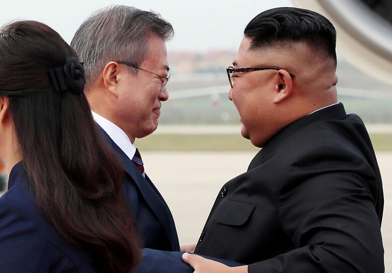 第3回の南北首脳会談で平壌を訪問した韓国の文在寅大統領を出迎える金正恩・朝鮮労働党委員長　Pyeongyang Press Corps/REUTERS