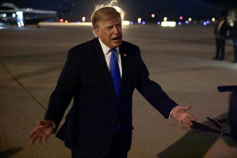 ロサンゼルス国際空港に到着したトランプ米大統領。2026年8月4日撮影　 REUTERS/Evelyn Hockstein