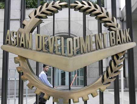 　１２月１４日、アジア開発銀行（ＡＤＢ）はアジア開発途上国の今年と来年の経済成長率予想を下方修正した。写真はマニラのＡＤＢ前で２００９年６月撮影（２０２２年　ロイター／Cheryl Ravelo）