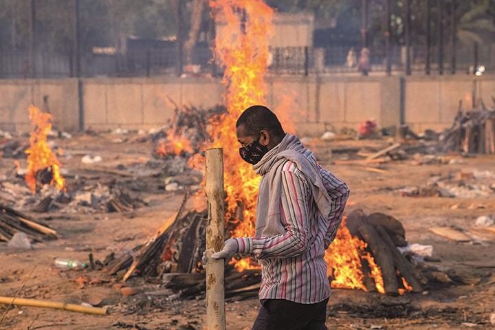 急ごしらえの火葬場（4月22日、ニューデリー）　DANISH SIDDIQUIーREUTERS