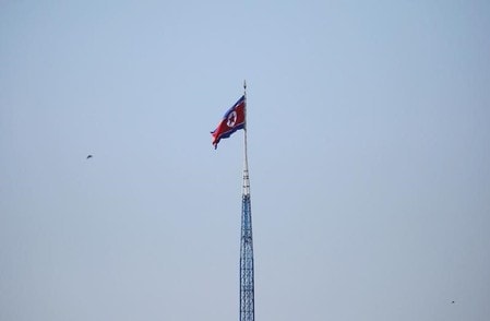 　１１月１３日、韓国軍によると、南北軍事境界線がある板門店で１３日、韓国側に亡命した北朝鮮の兵士１人が朝鮮人民軍に銃撃され負傷した。８月撮影（２０１７年　ロイター/Kim Hong-Ji）