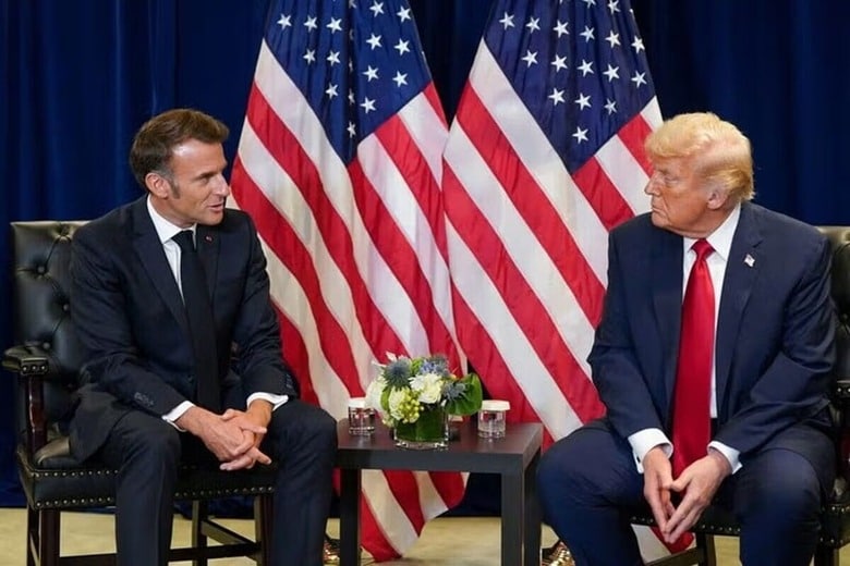 フランスのマクロン大統領（写真左）は９月２３日、トランプ米大統領（右）がノーベル平和賞受賞を望むなら、パレスチナ自治区ガザでの戦争を止める必要があると述べた。同日、ニューヨークで撮影（２０２５年　ロイター/Al Drago）