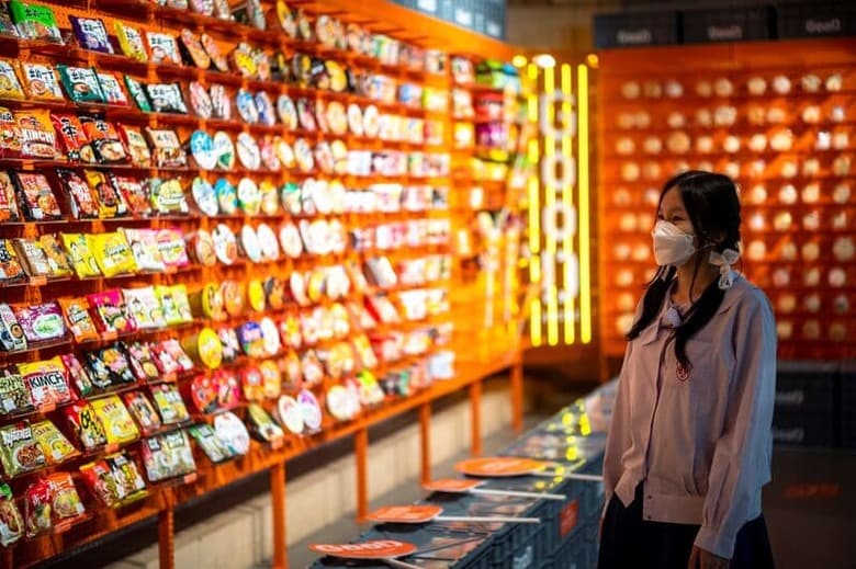 日清食品などタイの即席麺メーカー5社は、商務省に対し、製品価格の6バーツ（0.17ドル）から8バーツ（0.23ドル）への引き上げ許可を申請したと発表した。写真は即席麺販売店。タイのバンコクで3月撮影（2022年　ロイター／Athit Perawongmetha）