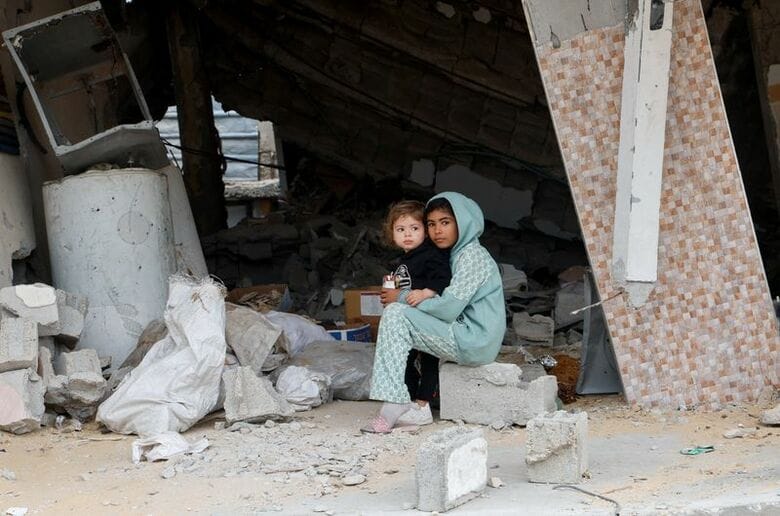 写真はガザ南部ハンユニスの子どもたち。4月2日撮影。REUTERS/Haseeb Alwazeer