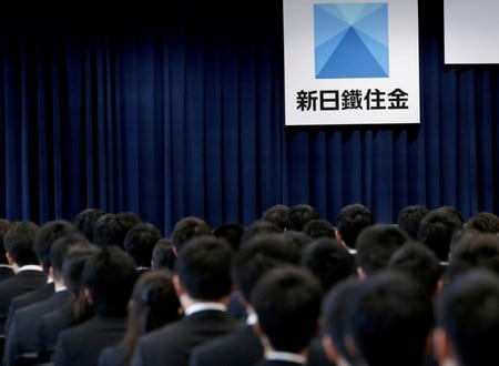 　５月１６日、新日鉄住金 は、日新製鋼 を株式交換により完全子会社化すると発表した。写真は昨年４月の同社入社式会場で撮影（２０１８年　ロイター／Toru Hanai）