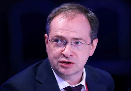 ロシア・ウクライナの停戦交渉でロシア側の交渉責任者を務めるメジンスキー大統領補佐官は２９日、ウクライナの首都キエフと北部チェルニヒウ近郊の軍事活動を縮小するというロシアの確約は停戦を意味しないとし、正式な和平合意を巡る交渉は今後もまだ続くと言明した。２０２１年６月撮影（２０２２年　ロイター/Evgenia Novozhenina）